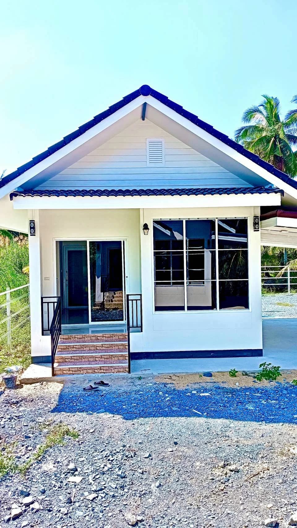 ขายบ้านเดี่ยวสไตล์มินิมอลท่ามกลางสวนมะพร้าวและแหล่งท่องเที่ยวทางน้ำ ทำเลตัวเมือง อำเภอบ้านแพ้ว จังหวัดสมุทรสาคร