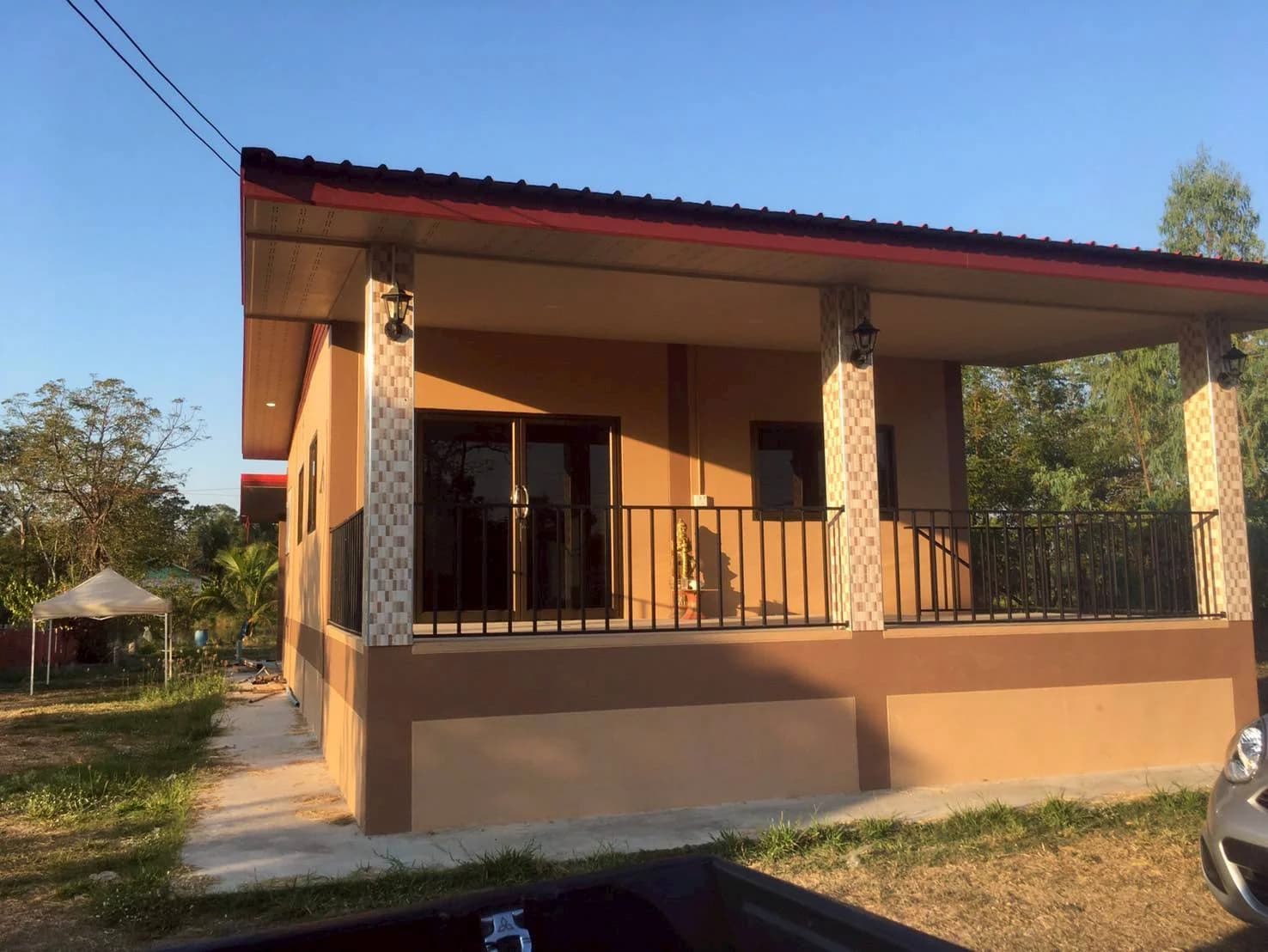 ขายบ้านใหม่พร้อมที่ดิน ติดถนน เนื้อที่ 1-0-0 ไร่ ตรงข้ามโรงเรียนวัดโนนเหล็ก เมืองอุทัยธานี ZK607