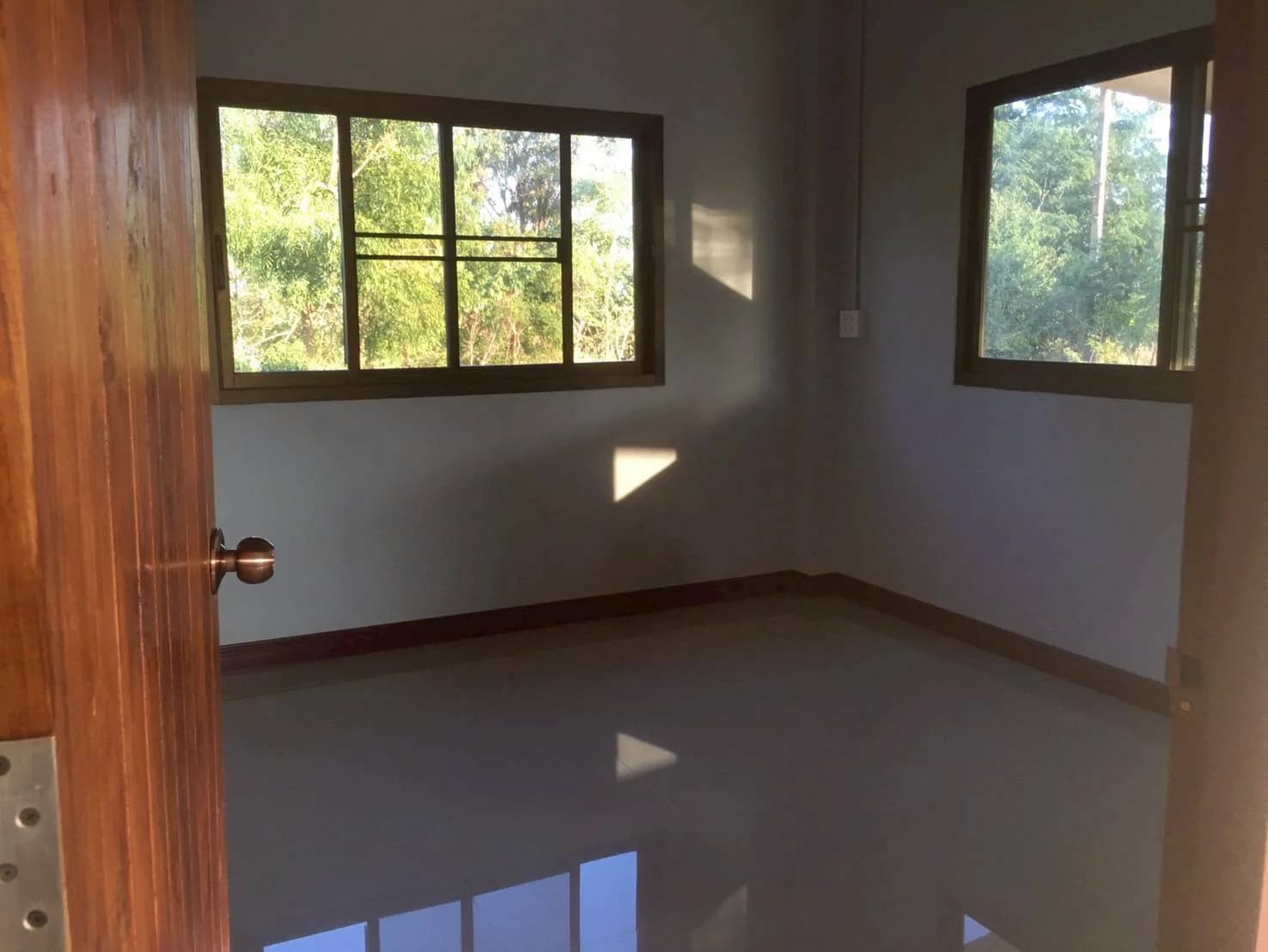 ขายบ้านใหม่พร้อมที่ดิน ติดถนน เนื้อที่ 1-0-0 ไร่ ตรงข้ามโรงเรียนวัดโนนเหล็ก เมืองอุทัยธานี ZK607 - image 4