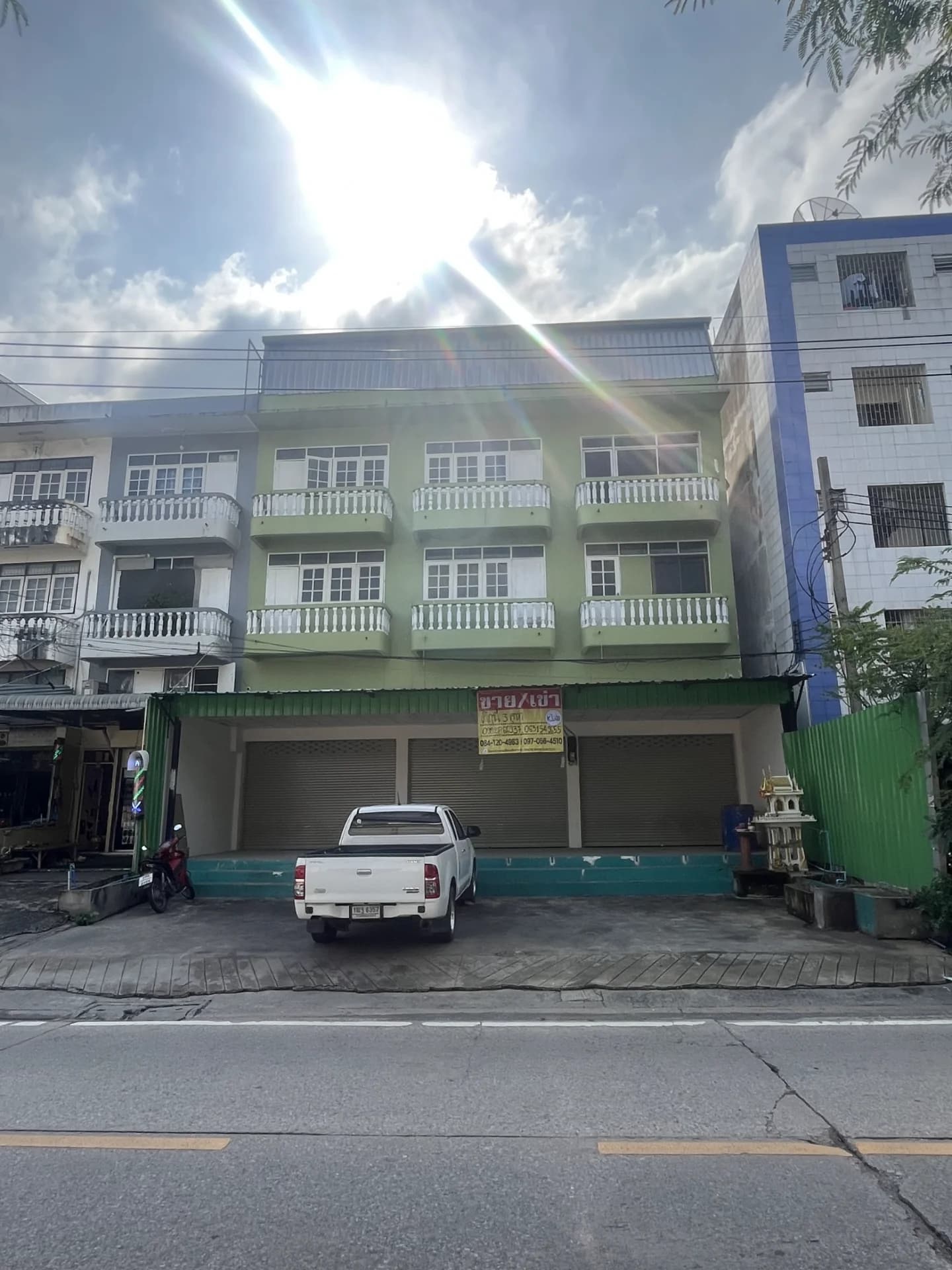 เปลี่ยนที่ทำงานให้เป็นทำเลรับทรัพย์ ด้วยการเป็นเจ้าของอาคารพาณิชย์ 3 คูหาตีทะลุถึงกัน 3 ชั้นครึ่งทำเลศักยภาพสูงสุด 20,000,000 บาท (หรือเลือกเช่าเพื่อเริ่มต้นธุรกิจเพียง: 55,000 บาท/เดือน)ขนาดพื้นที่รวม 54 ตารางวา ย่านพระราม 2 ซอย 50 ✨ ตอบโจทย์ทุกธุรกิจและการลงทุน บนทำเลที่ใครก็ปฏิเสธไม่ได้ด้วยหน้ากว้าง 12 เมตร ที่พร้อมเติบโตไปกับธุรกิจของคุณ ราคา