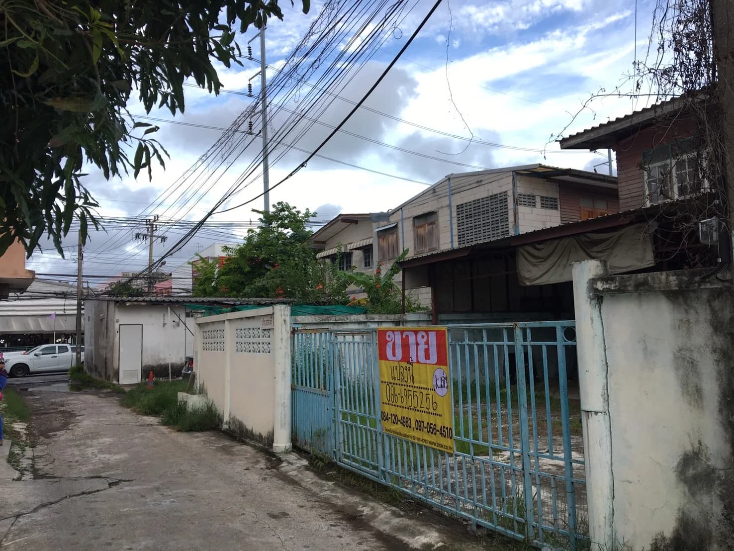 ขายที่ดินพร้อมสิ่งปลูกสร้าง ทำเลทอง เหมาะทำการค้าริมถนนประชาอุทิศตรงข้ามตลาดทิพย์พลาซ่า เดินทางสะดวก มีที่จอดรถ - image 3