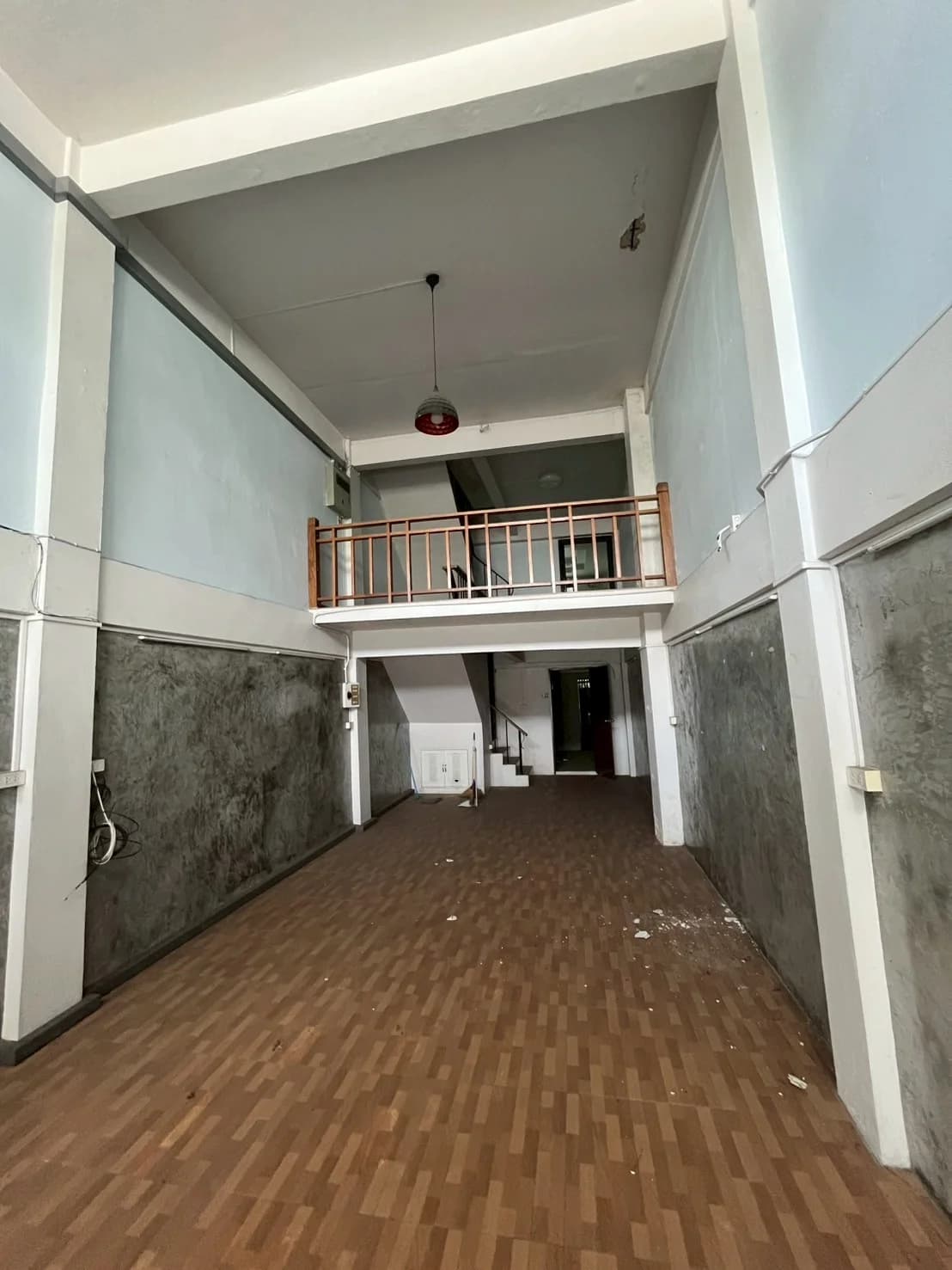 อาคารพาณิชย์ 3 คูหา แต่ละคูหามีพื้นที่ 28 ตารางวา สูง 4.5 ชั้น หน้ากว้าง 4 เมตร บนทำเลทองติดถนนสิรินธร ใกล้ห้างตั้งฮั่วเส็งธนบุรี ราคา 10.5 ลบ. - image 3