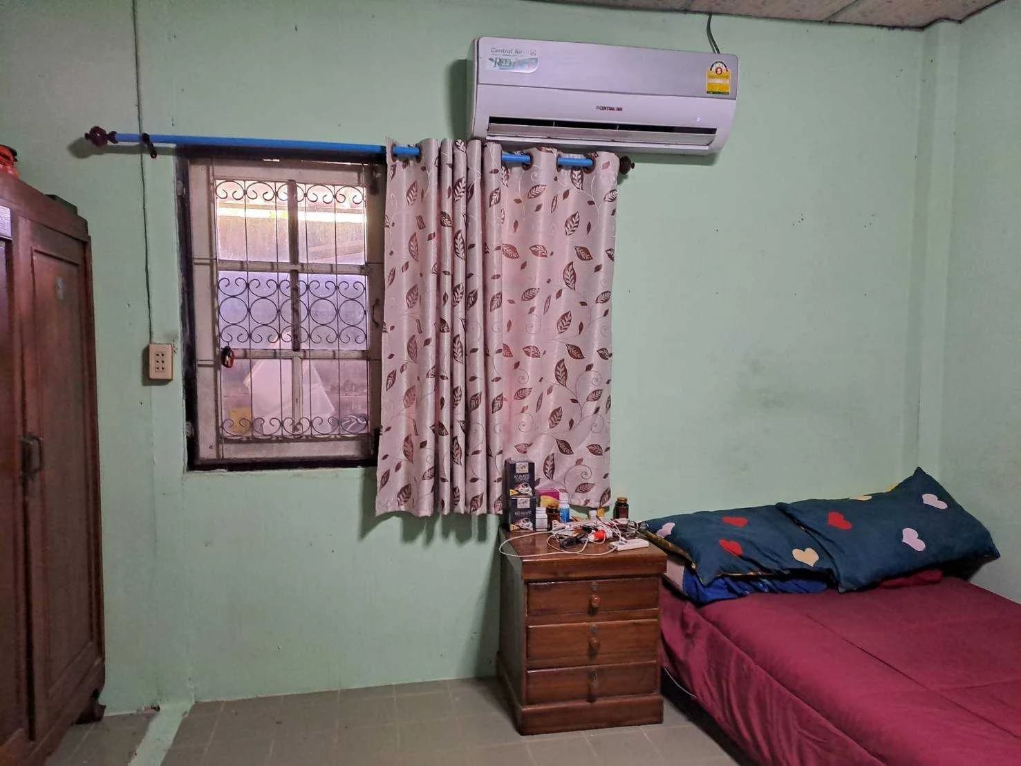 ขายด่วน!!! บ้านพร้อมที่ดิน ติดถนนในหมู่บ้าน เนื้อที่ 108 ตารางวา ราคา : 2.8 ลบ ค่าโอน ผู้ขายออกให้ทั่งหมด ณ. กรมที่ดิน - image 4