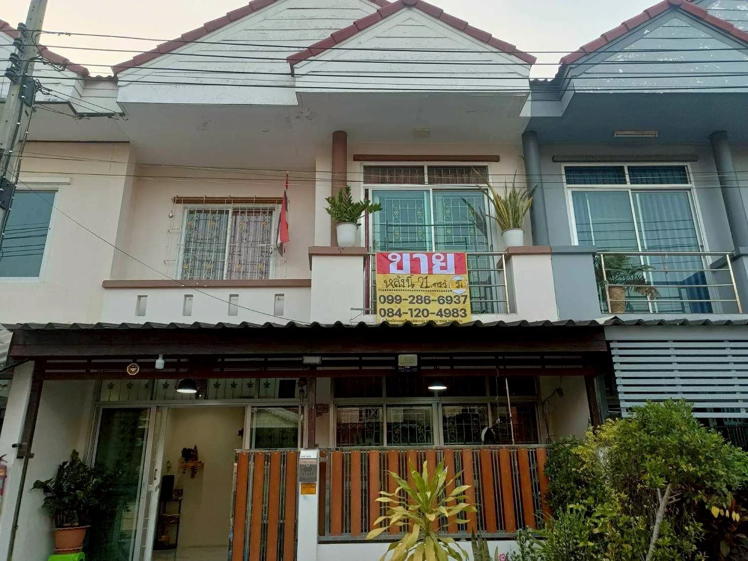 ขายด่วน!! ทาวน์เฮ้าส์ 2 ชั้น 21. ตร.ว พร้อมอยู่ หมู่บ้านรุ่งเรืองวิลล่า ถนนบ้านคลองสวน ประชาอุทิศ 90 อ.พระสมุทรเจดีย์