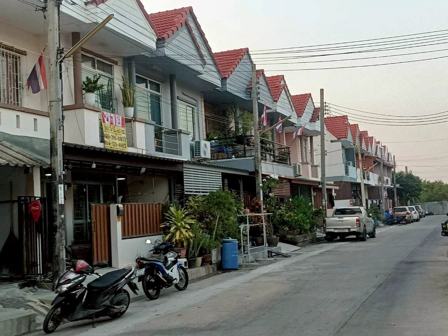 ขายด่วน!! ทาวน์เฮ้าส์ 2 ชั้น 21. ตร.ว พร้อมอยู่ หมู่บ้านรุ่งเรืองวิลล่า ถนนบ้านคลองสวน ประชาอุทิศ 90 อ.พระสมุทรเจดีย์ - image 2