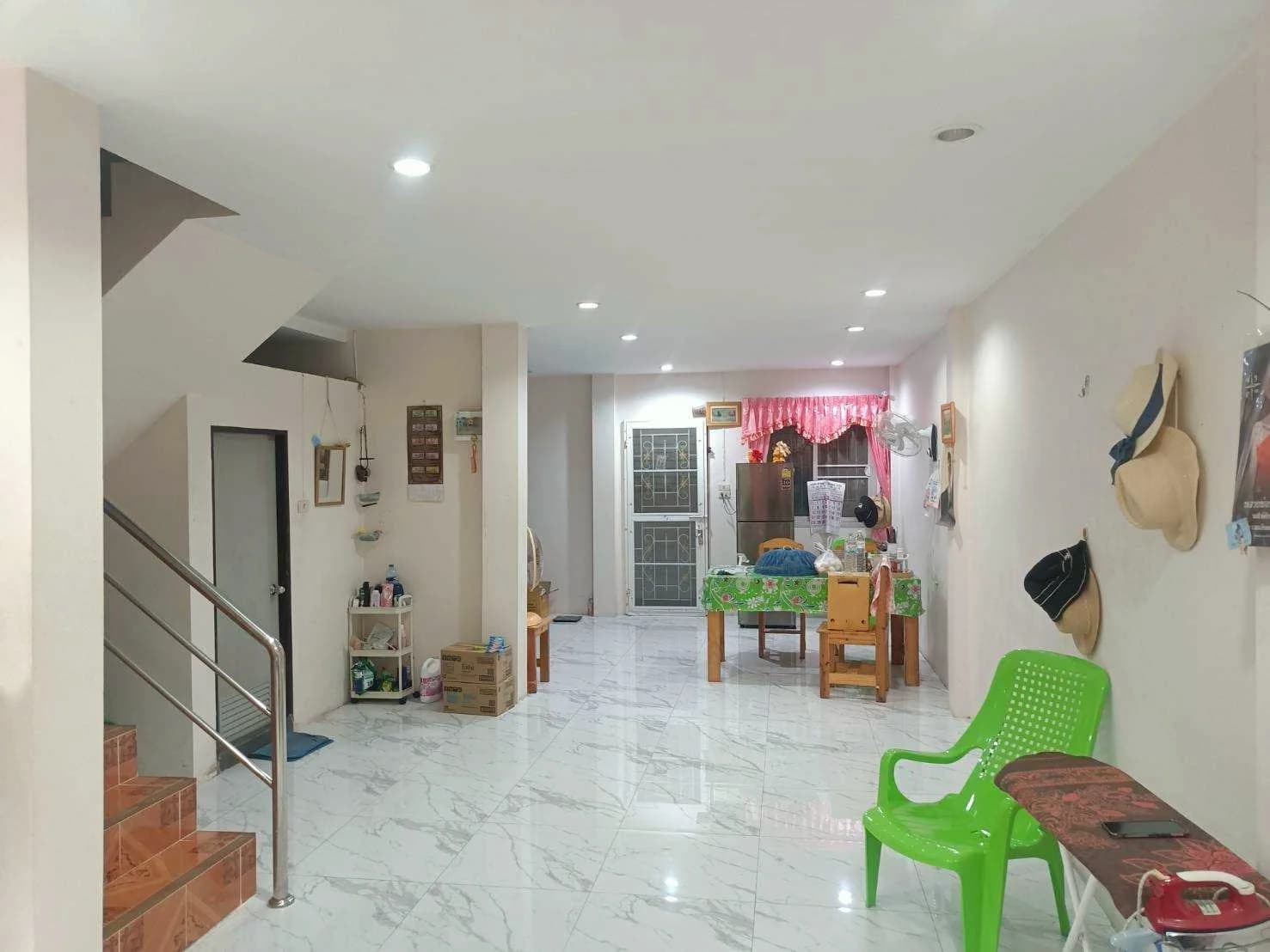 ขายด่วน!! ทาวน์เฮ้าส์ 2 ชั้น 21. ตร.ว พร้อมอยู่ หมู่บ้านรุ่งเรืองวิลล่า ถนนบ้านคลองสวน ประชาอุทิศ 90 อ.พระสมุทรเจดีย์ - image 3