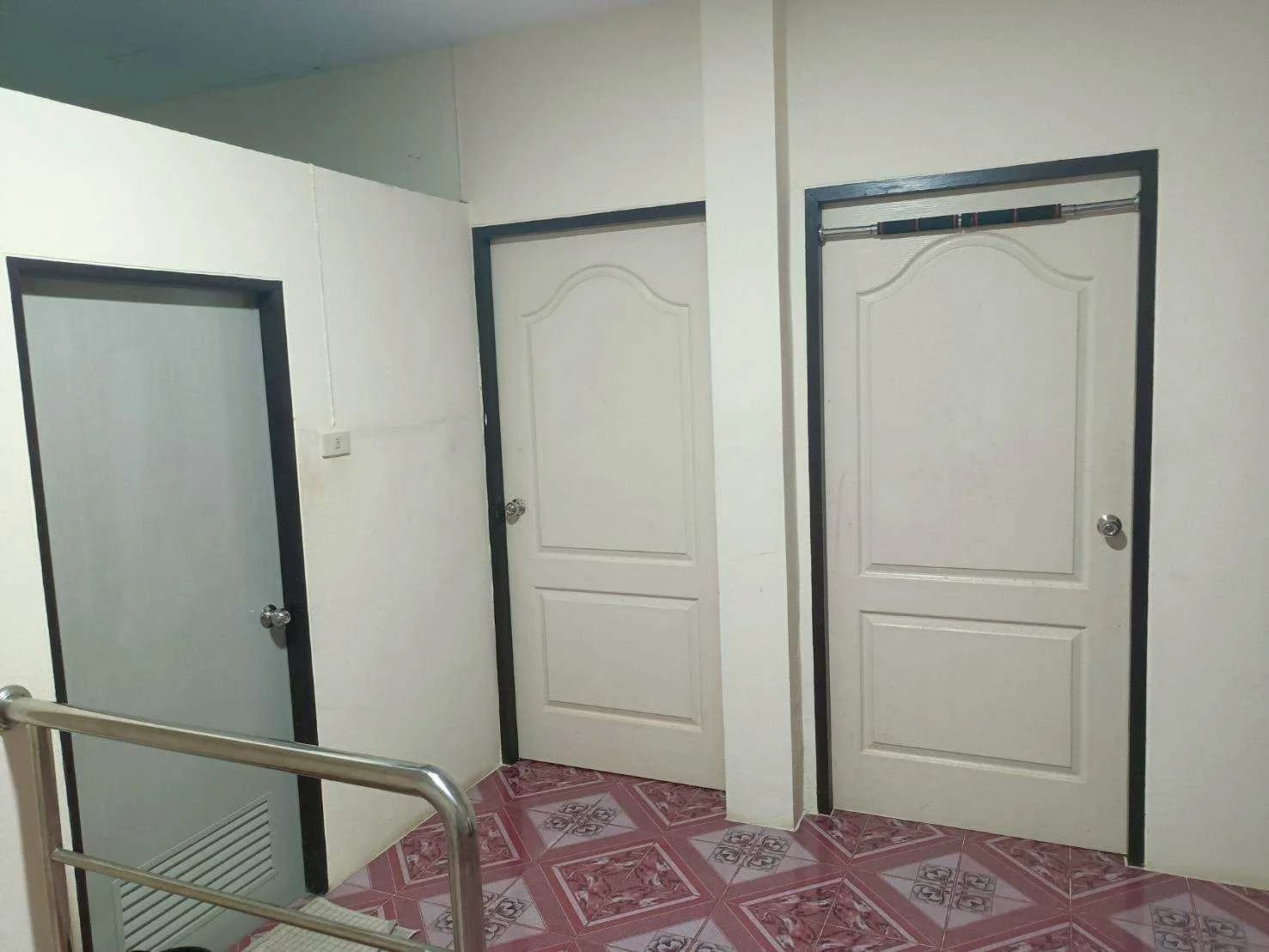 ขายด่วน!! ทาวน์เฮ้าส์ 2 ชั้น 21. ตร.ว พร้อมอยู่ หมู่บ้านรุ่งเรืองวิลล่า ถนนบ้านคลองสวน ประชาอุทิศ 90 อ.พระสมุทรเจดีย์ - image 4