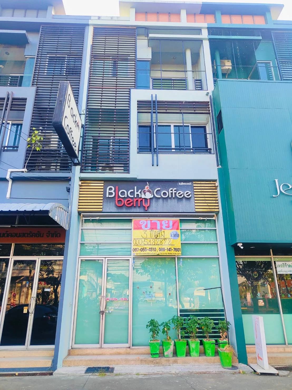 ขายอาคาร 3.5 ชั้น 19.9 ตร.วา เพชรเกษม 81 ใกล้ BTS หลักสอง มีที่จอดรถ มีการตกแต่งร้านกาแฟ พร้อมเฟอร์นิเจอร์และอุปกรณ์