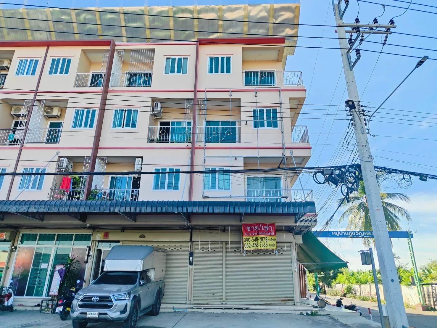 ขาย/เช่า ที่ดินพร้อมอาคารพาณิชย์ 4 ชั้น 43 ตร.วา คูหาริมสุด มีพื้นที่ด้านข้าง ย่านชุมชน มีที่จอดรถ เพชรเกษม 81