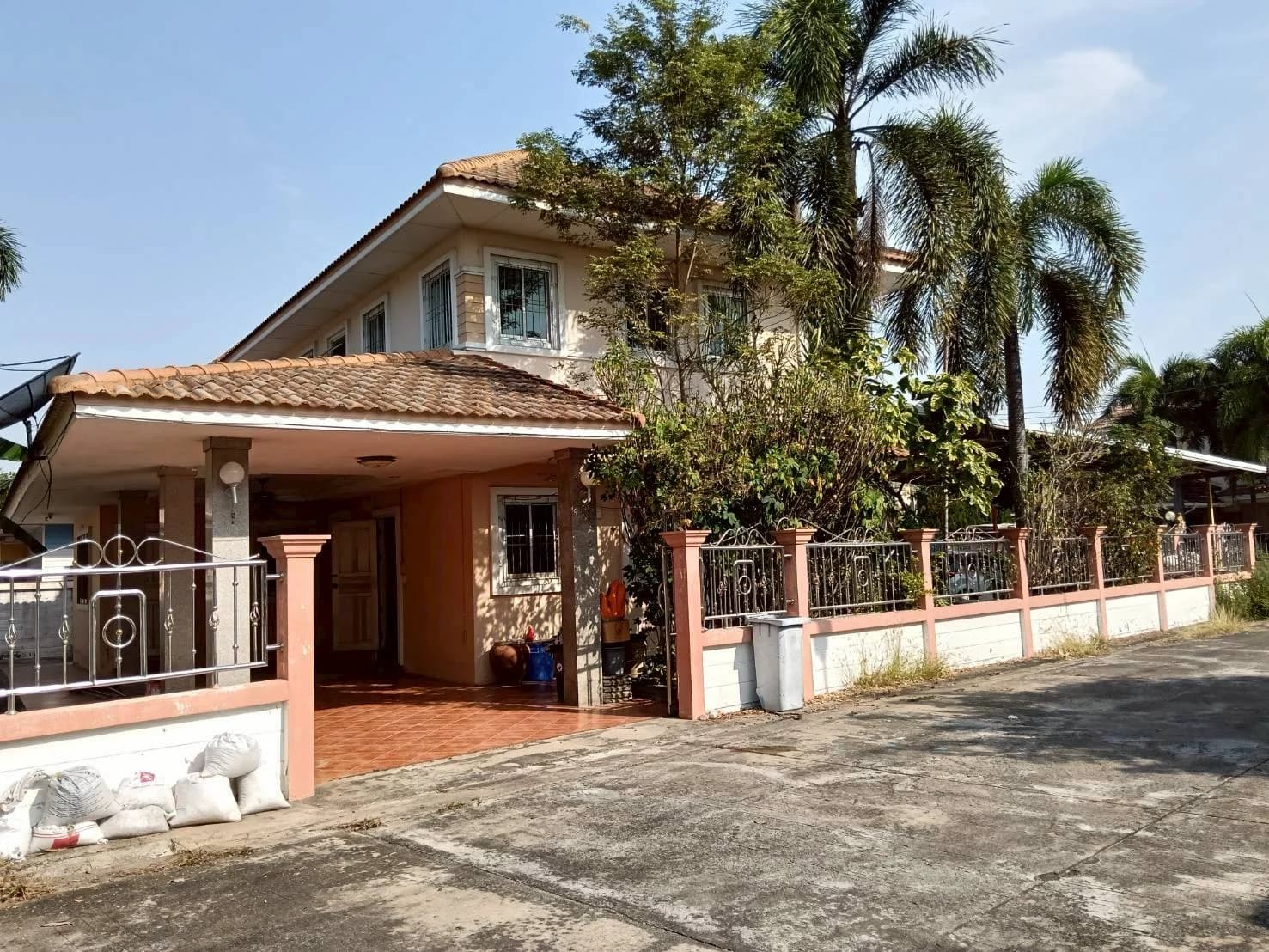 บ้านเดี่ยว 2 ชั้น หม่บ้านแกรนด์วิลล์ 2 ซอย 2 หลังใหญ่ เนื้อที่ 97 ตารางวา