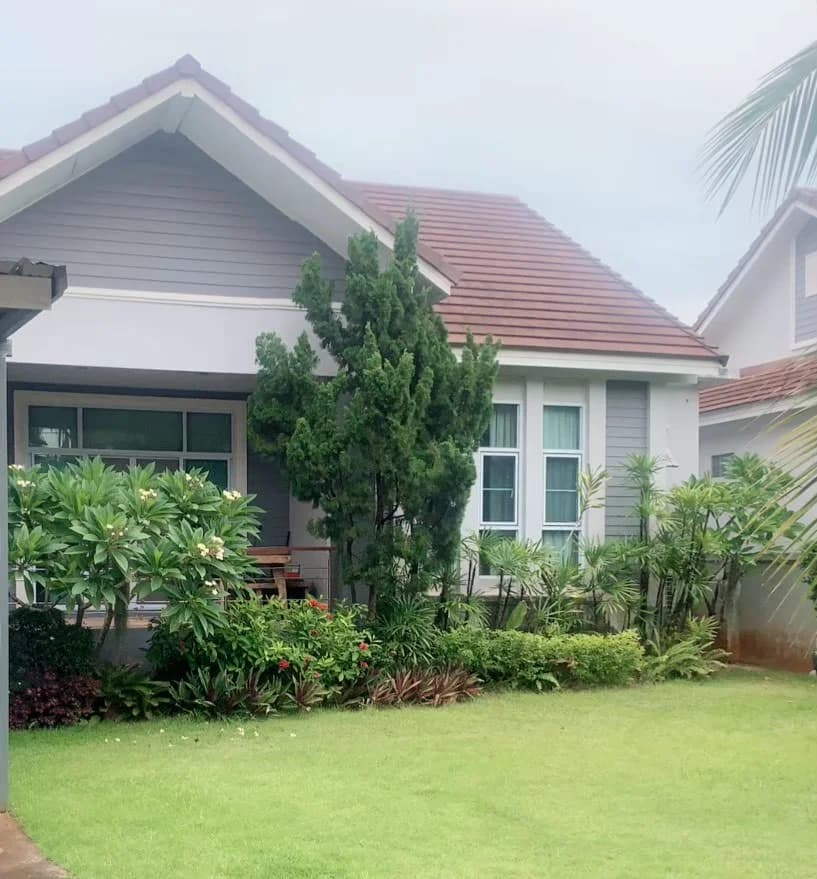 บ้านเดี่ยว 99.6 ตร.วา สภาพดี โครงการบ้านสวยน้ำใส โครงการใหญ่ ใกล้เซนทรัลสุราษฎร์ มีรปภ. มีสระว่ายน้ำ ฟิตเนสส่วนกลาง